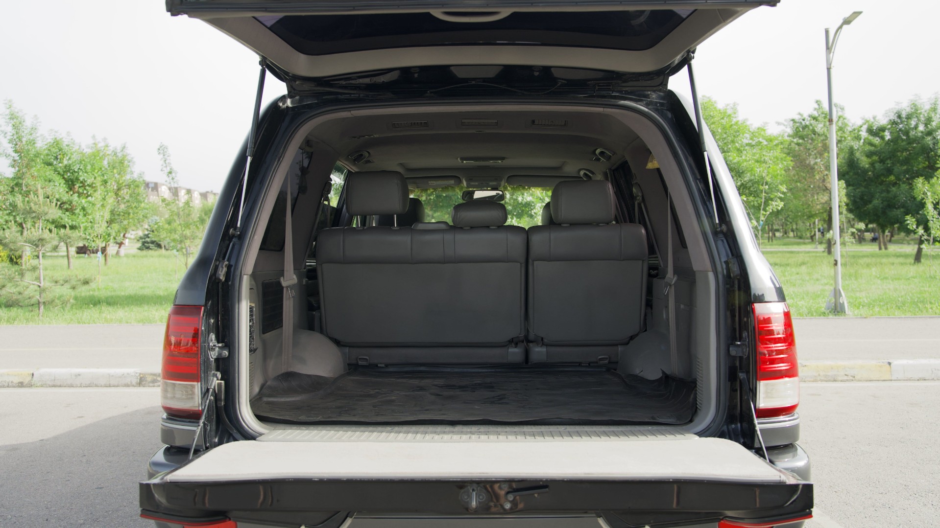 Lexus LX 470 exterior details and reliability