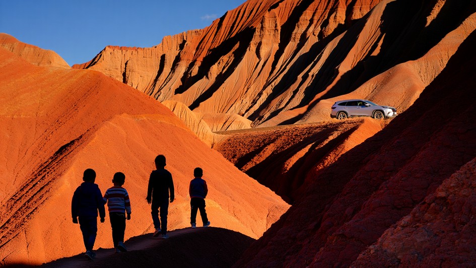 Дети исследуют марсианские пейзажи каньона Сказка.