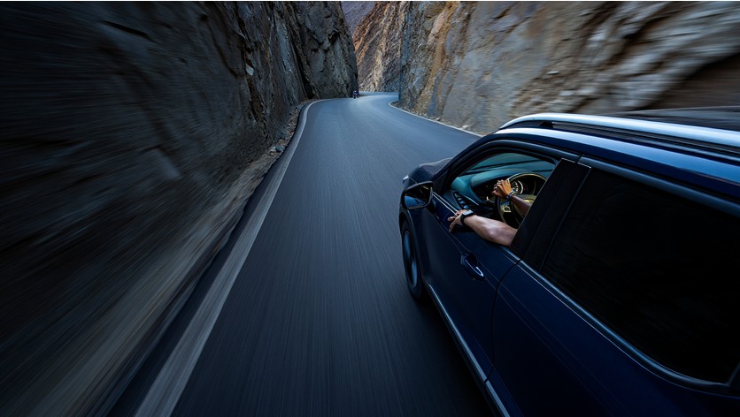 Техника безопасной езды: прохождение серпантина в горной местности.